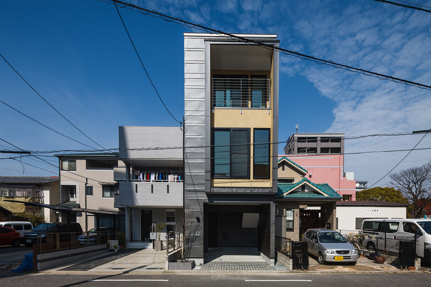 17坪の土地に建つ狭小住宅